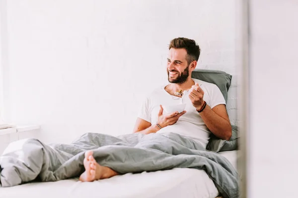 Giovane Uomo Che Colazione Letto — Foto Stock