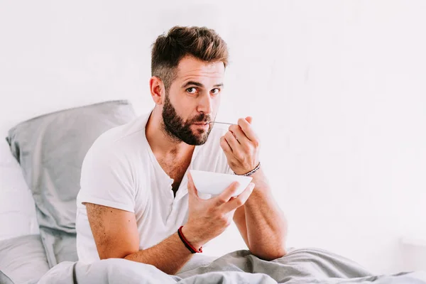 Giovane Uomo Che Colazione Letto — Foto Stock