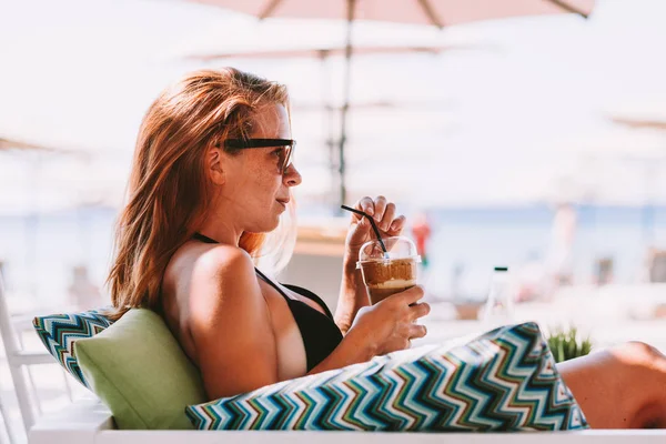 Mujer Joven Disfrutando Café Helado Bar Playa — Foto de Stock