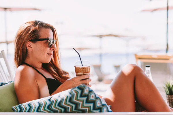 Young Woman Enjoying Ice Coffee Beach Bar — Stock Photo, Image