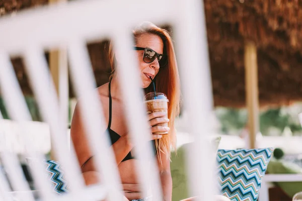 Mujer Joven Disfrutando Café Helado Bar Playa —  Fotos de Stock