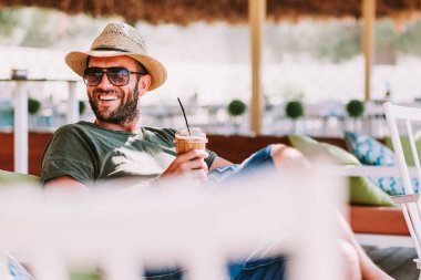Genç adam bir plaj barda içki buzlu kahve
