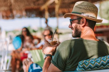 Genç adam bir plaj barda içki buzlu kahve