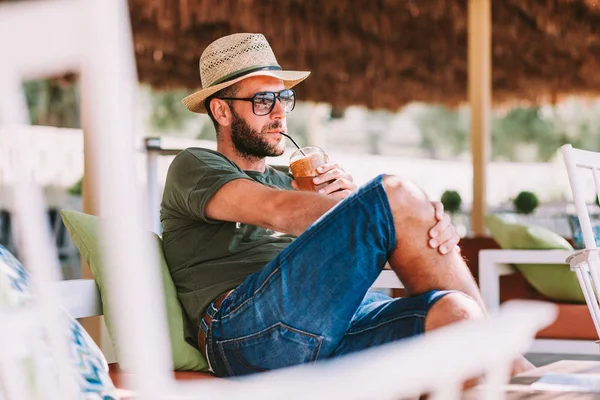 Jovem Bebendo Café Gelado Bar Praia — Fotografia de Stock