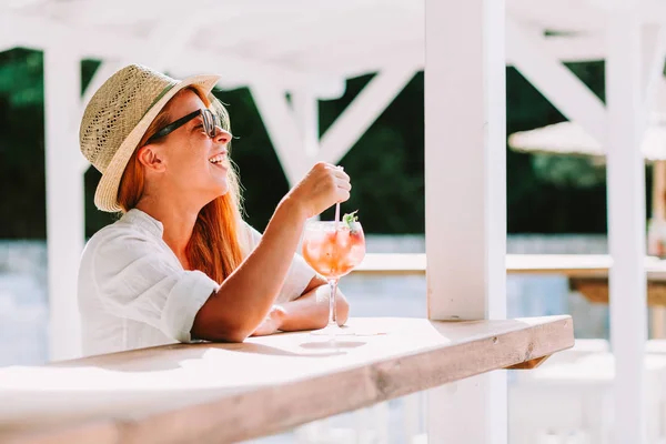 Young Woman Drinking Cocktail Beach Bar — Stock Photo, Image