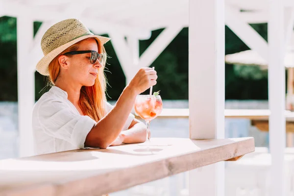 Young Woman Drinking Cocktail Beach Bar — Stock Photo, Image