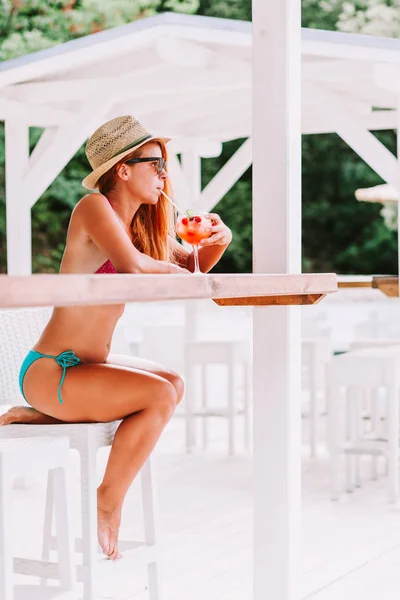 Young Woman Enjoying Cocktail Beach Bar — Stock Photo, Image