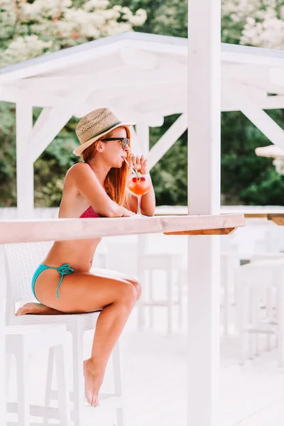 Joven Mujer Disfrutando Cóctel Bar Playa — Foto de Stock