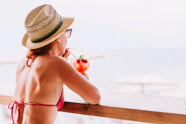 Jeune Femme Dégustant Cocktail Dans Bar Plage — Photo