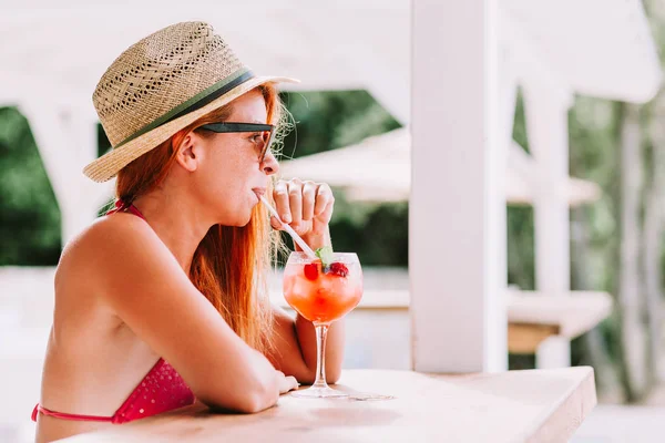 Joven Mujer Disfrutando Cóctel Bar Playa — Foto de Stock