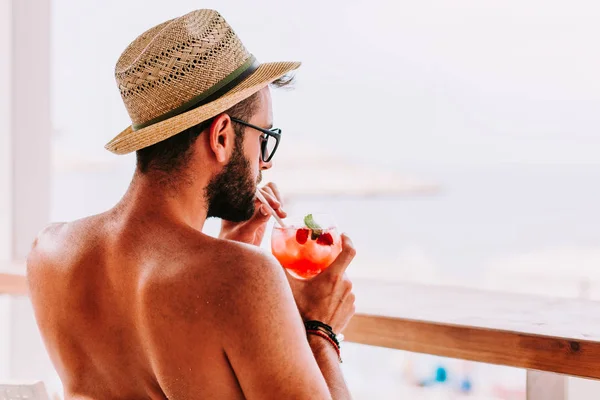 Νεαρός Άνδρας Απολαμβάνοντας Κοκτέιλ Στο Beach Bar — Φωτογραφία Αρχείου