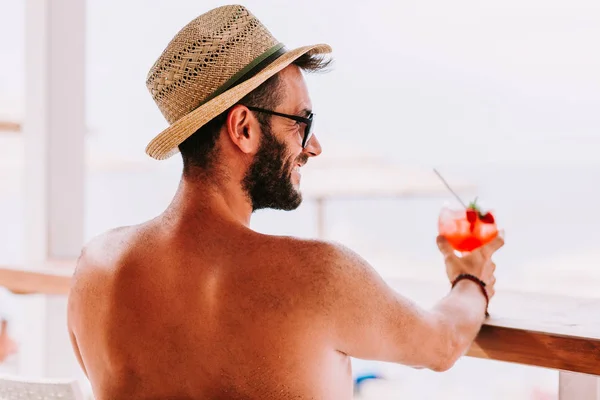 Νεαρός Άνδρας Απολαμβάνοντας Κοκτέιλ Στο Beach Bar — Φωτογραφία Αρχείου