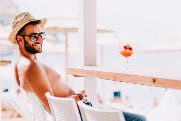 Jeune Homme Dégustant Cocktail Dans Bar Plage — Photo