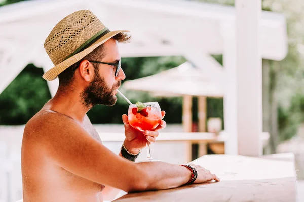 Jeune Homme Dégustant Cocktail Dans Bar Plage — Photo