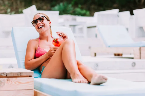 Young Woman Drinking Cocktail Beach Bar — Stock Photo, Image