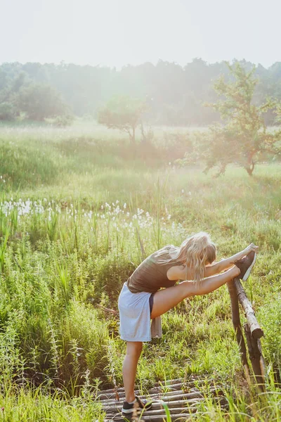 Young Woman Doing Exercise Nature Sunset — Stock Photo, Image