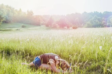 Genç kadının günbatımında doğa egzersiz yapması