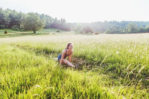 Mujer Joven Haciendo Ejercicio Naturaleza Atardecer — Foto de Stock