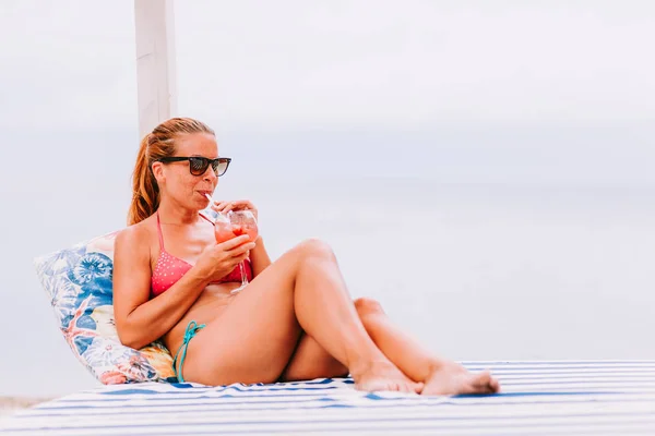 Young Woman Drinking Cocktail Beach Bar — Stock Photo, Image