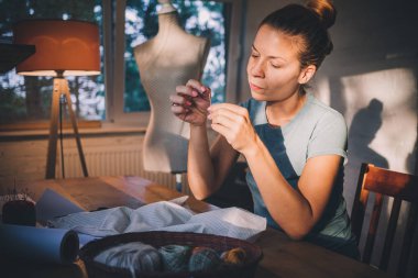 Profesyonel terzi, bir kostüm atelier adlı yapım tasarımcısı. Moda ve terzilik kavramı