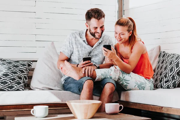 Paar Entspannt Sich Mit Smartphone Wohnzimmer — Stockfoto