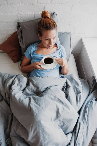 침대에서 커피를 마시는 — 스톡 사진
