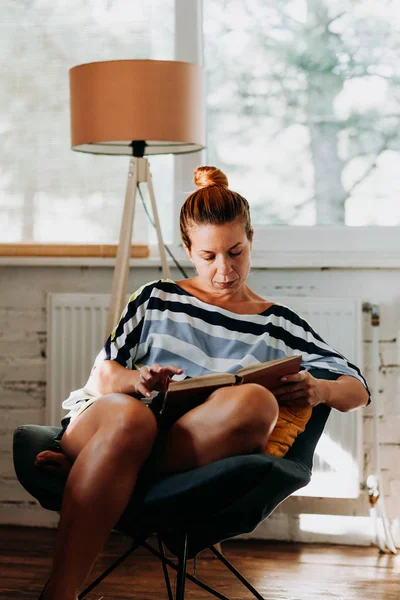 Giovane Donna Che Legge Libro Casa Vicino Alla Finestra — Foto Stock