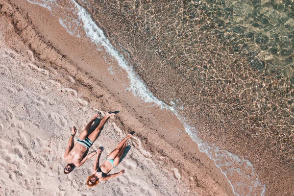 Aerial View Young Couple Lying Beach — Stock Photo, Image