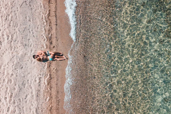 Aerial View Young Couple Lying Beach — Stock Photo, Image