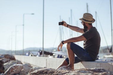 Liman görünümünde tadını çıkarıyor adam