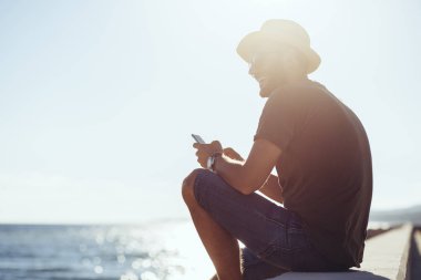 Liman görünümünde tadını çıkarıyor adam