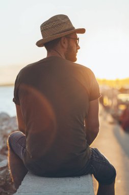 Gün batımını limanda zevk adam