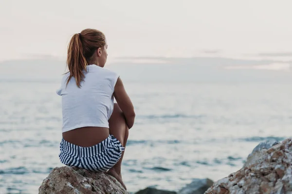 Mujer Sentada Roca Mirando Mar —  Fotos de Stock