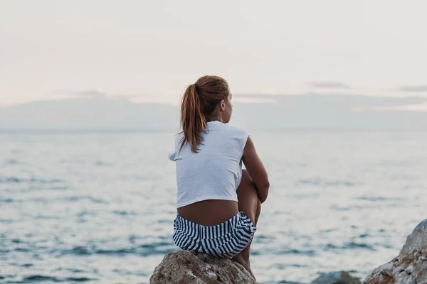 Femme Assise Sur Rocher Regardant Vers Mer — Photo