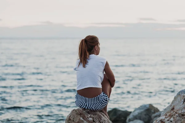 Woman Sitting Rock Looking Sea — Stock Photo, Image