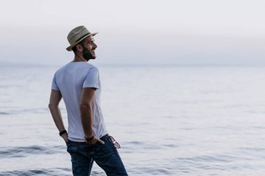 Günbatımı denizin tadını çıkarıyor adam