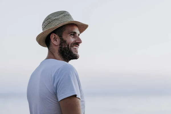 Homem Desfrutando Pôr Sol Junto Mar — Fotografia de Stock