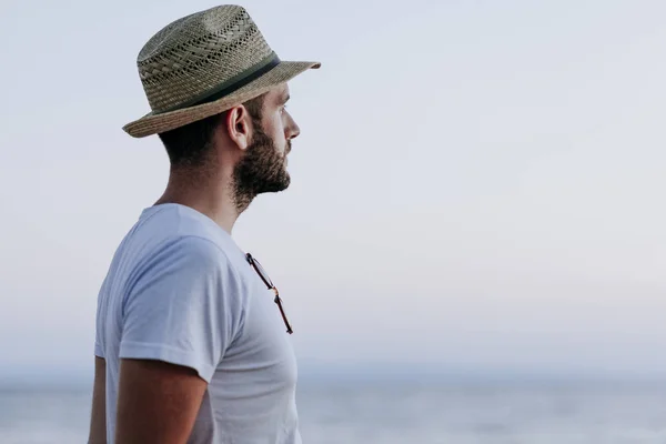 Homem Desfrutando Pôr Sol Junto Mar — Fotografia de Stock