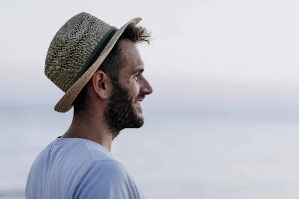 Homem Desfrutando Pôr Sol Junto Mar — Fotografia de Stock