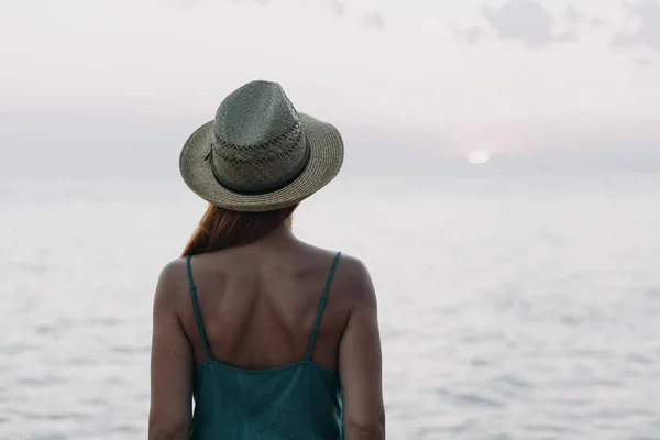 Жінка Дивиться Захід Сонця Морському Горизонті — стокове фото