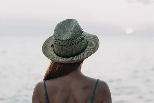 在海上地平线上看日落的妇女 — 图库照片