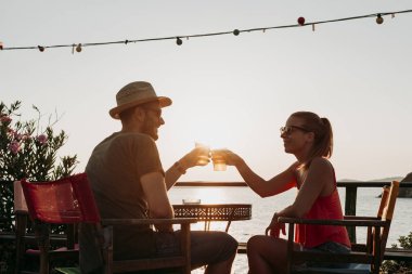 Sunset Beach bar bira içme zevk çift