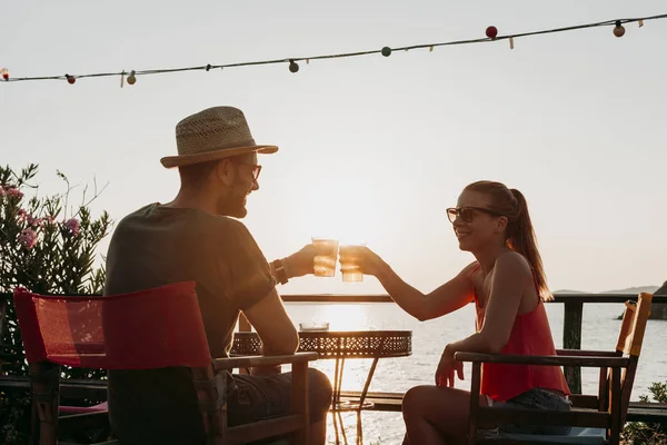 Para Podziwiając Zachód Słońca Bar Picia Piwa Plaży — Zdjęcie stockowe