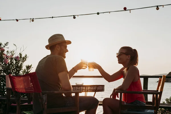 Para Podziwiając Zachód Słońca Bar Picia Piwa Plaży — Zdjęcie stockowe