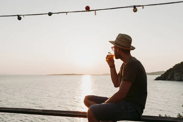 Άνθρωπος Που Απολαμβάνει Ηλιοβασίλεμα Δίπλα Στη Θάλασσα — Φωτογραφία Αρχείου