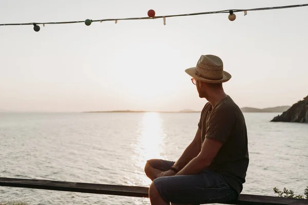 Homem Desfrutando Pôr Sol Junto Mar — Fotografia de Stock