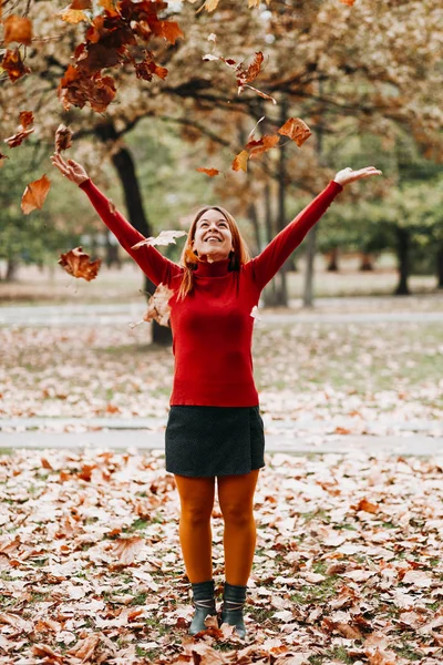 Tânără Care Aruncă Frunze Toamnă Aer Parc — Fotografie, imagine de stoc