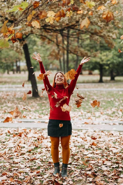 Tânără Care Aruncă Frunze Toamnă Aer Parc — Fotografie, imagine de stoc