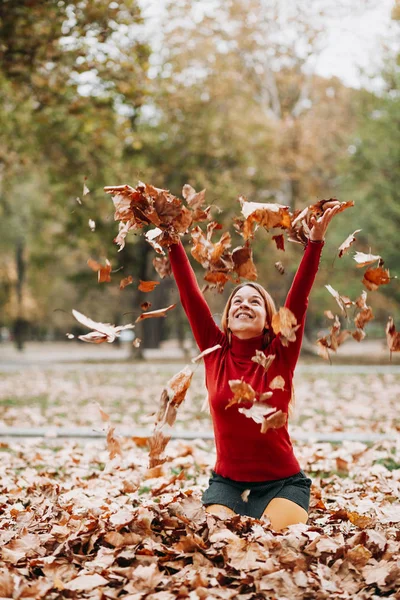 Tânără Care Aruncă Frunze Toamnă Aer Parc — Fotografie, imagine de stoc