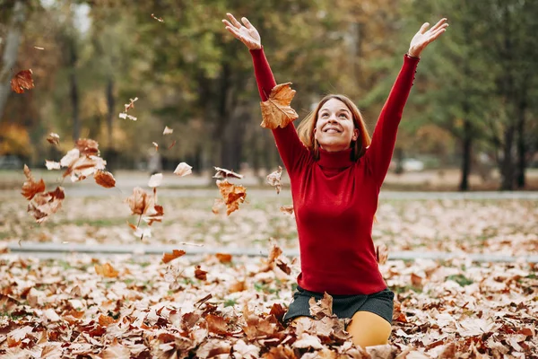 Tânără Care Aruncă Frunze Toamnă Aer Parc — Fotografie, imagine de stoc